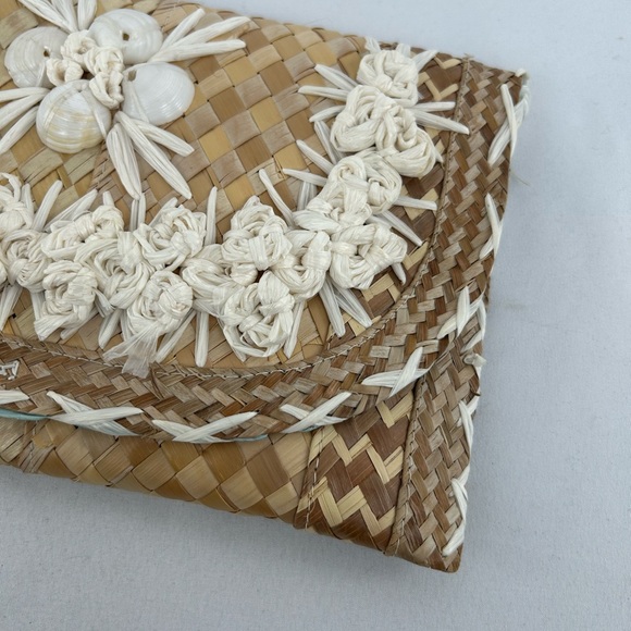 Vintage Wicker Clutch with Shell Decoration - Picture 8 of 8